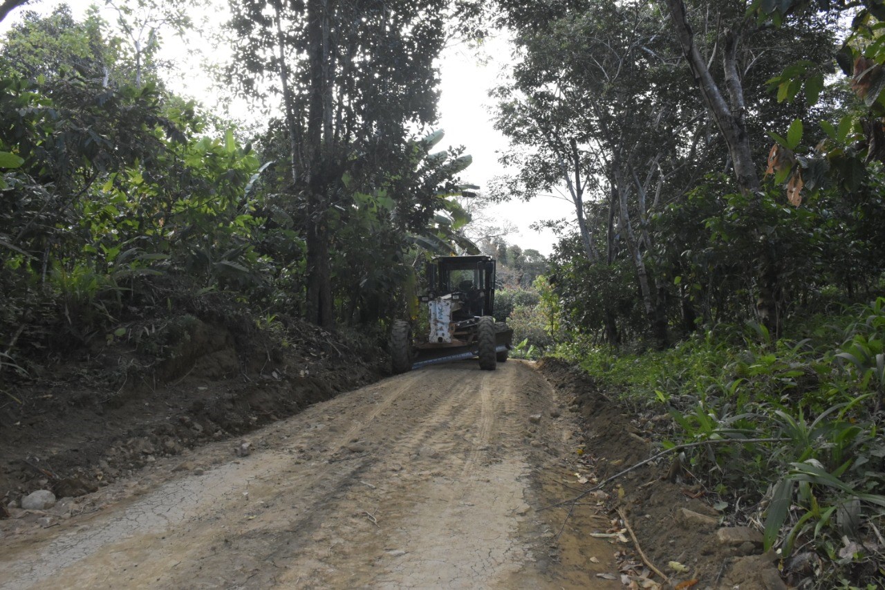 Camacã: Prefeitura recupera estrada vicinal depois de 40 anos 
